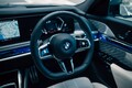 BMWの最上級セダンは大胆に生まれ変わった！──新型740i Mスポーツ試乗記