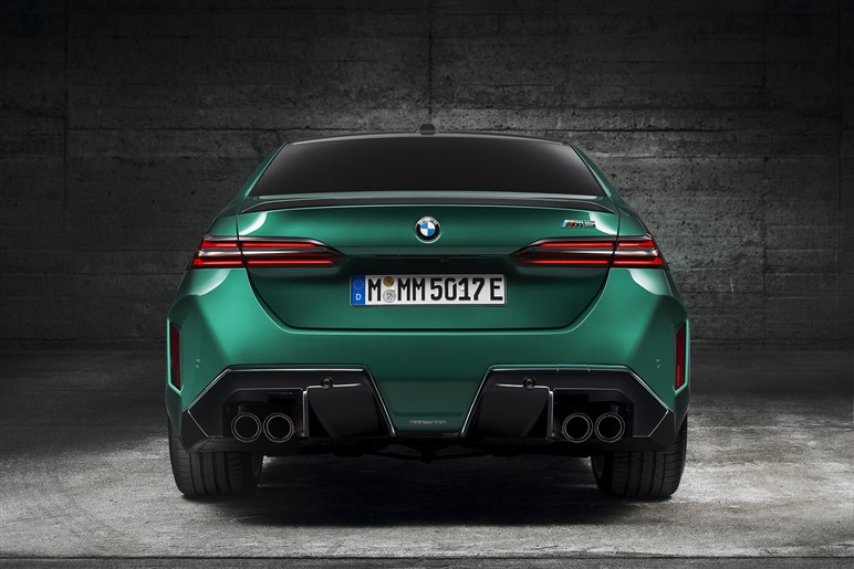 500kg重く加速はやや不利に？ BMWの超高性能セダン、新型「M5」が色々物議を醸し出す