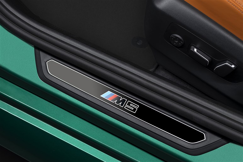 500kg重く加速はやや不利に？ BMWの超高性能セダン、新型「M5」が色々物議を醸し出す