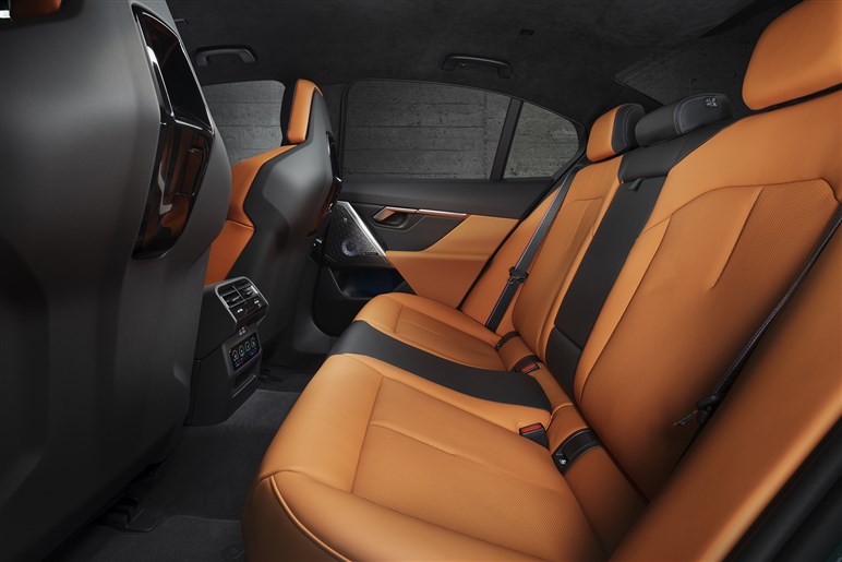 500kg重く加速はやや不利に？ BMWの超高性能セダン、新型「M5」が色々物議を醸し出す