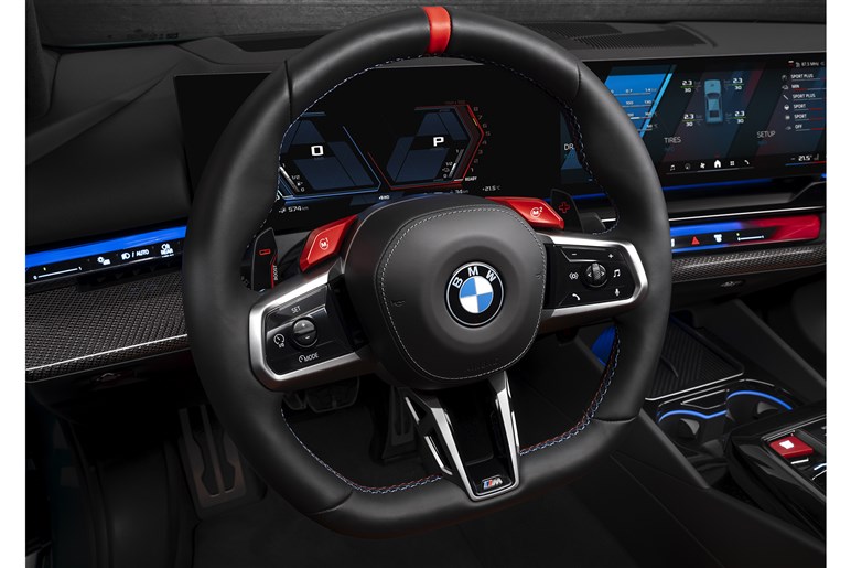 500kg重く加速はやや不利に？ BMWの超高性能セダン、新型「M5」が色々物議を醸し出す