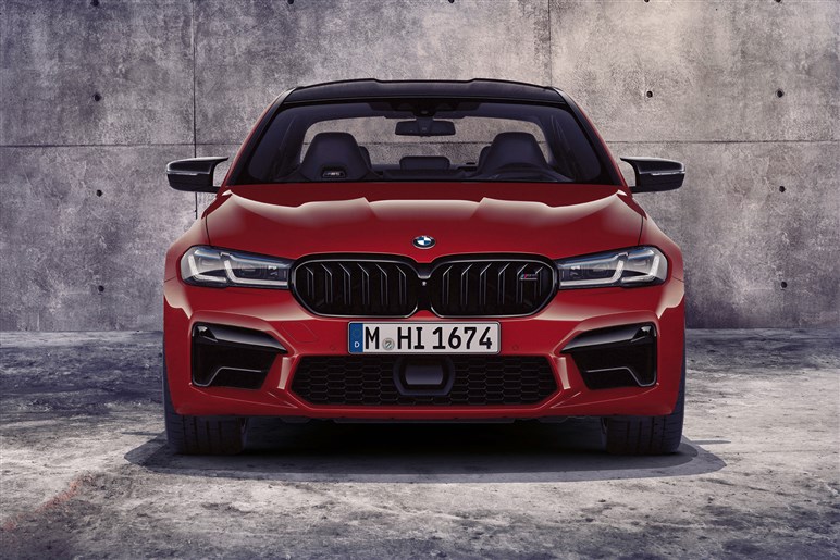 500kg重く加速はやや不利に？ BMWの超高性能セダン、新型「M5」が色々物議を醸し出す