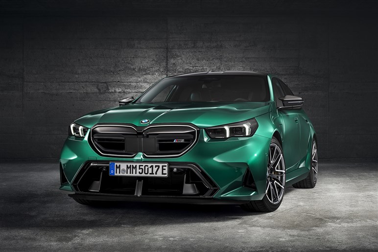 500kg重く加速はやや不利に？ BMWの超高性能セダン、新型「M5」が色々物議を醸し出す