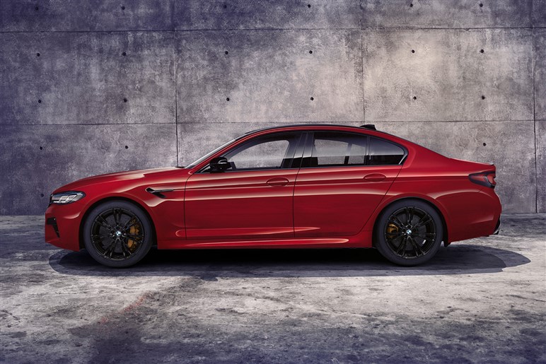 500kg重く加速はやや不利に？ BMWの超高性能セダン、新型「M5」が色々物議を醸し出す