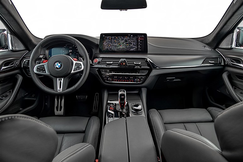 500kg重く加速はやや不利に？ BMWの超高性能セダン、新型「M5」が色々物議を醸し出す