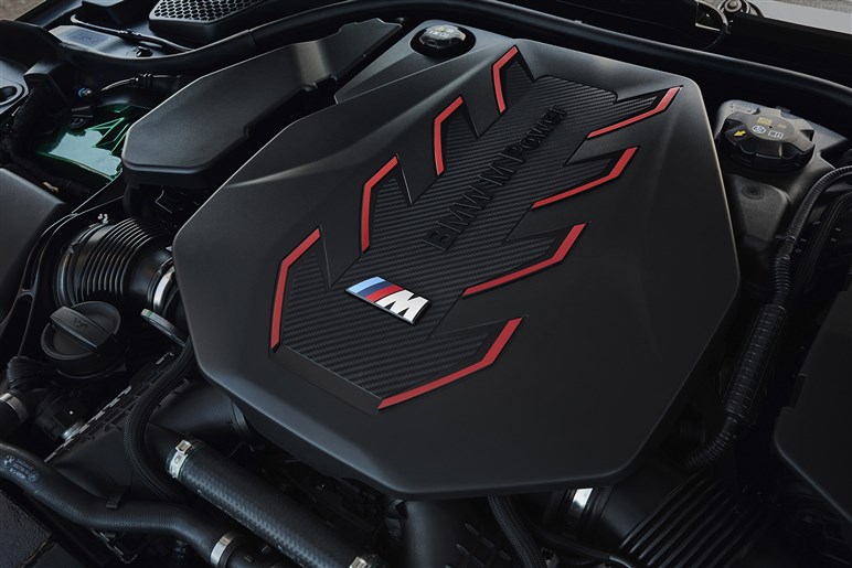 500kg重く加速はやや不利に？ BMWの超高性能セダン、新型「M5」が色々物議を醸し出す