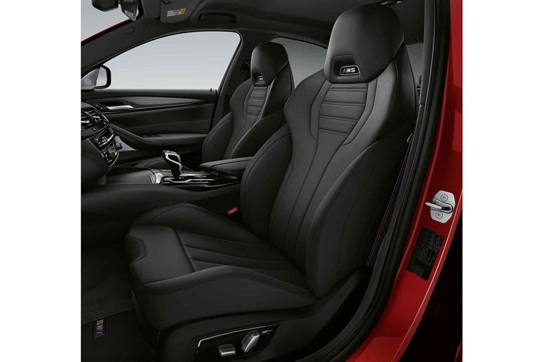 500kg重く加速はやや不利に？ BMWの超高性能セダン、新型「M5」が色々物議を醸し出す