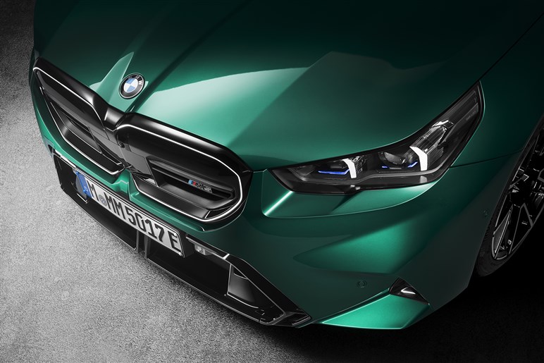500kg重く加速はやや不利に？ BMWの超高性能セダン、新型「M5」が色々物議を醸し出す