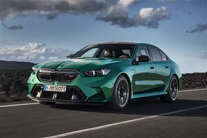 500kg重く加速はやや不利に？ BMWの超高性能セダン、新型「M5」が色々物議を醸し出す