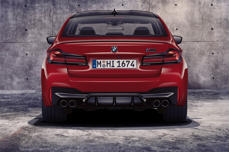 500kg重く加速はやや不利に？ BMWの超高性能セダン、新型「M5」が色々物議を醸し出す