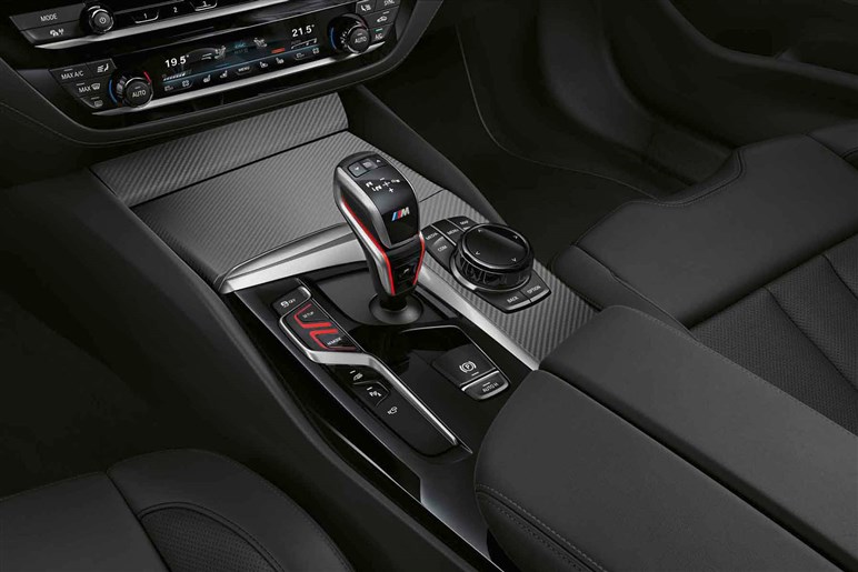 500kg重く加速はやや不利に？ BMWの超高性能セダン、新型「M5」が色々物議を醸し出す