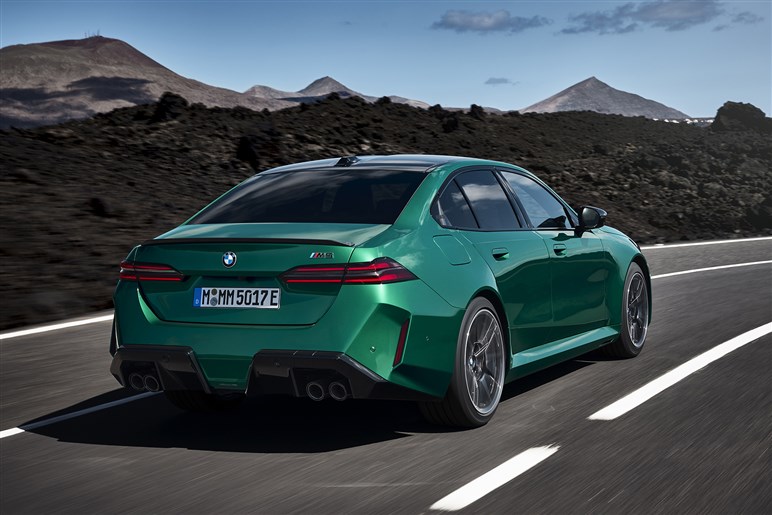 500kg重く加速はやや不利に？ BMWの超高性能セダン、新型「M5」が色々物議を醸し出す