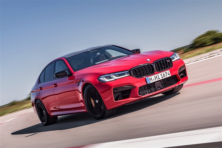 500kg重く加速はやや不利に？ BMWの超高性能セダン、新型「M5」が色々物議を醸し出す