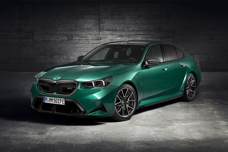 500kg重く加速はやや不利に？ BMWの超高性能セダン、新型「M5」が色々物議を醸し出す