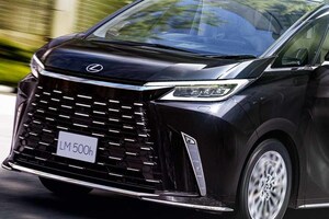 価格1500万円！ レクサス最上級ミニバン「LM」に6座仕様登場 堂々の5m超ボディに超豪華シートが並ぶ！