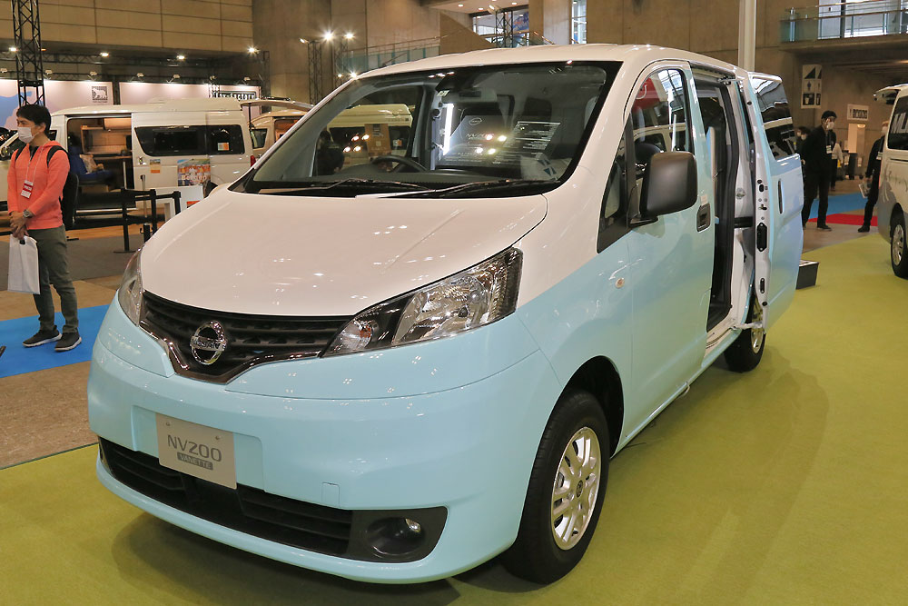 2トーンのキャンパー 日産nv0バネット マルチベッドワゴン ジャパンキャンピングカーショー21 Autocar Japan 自動車情報サイト 新車 中古車 Carview