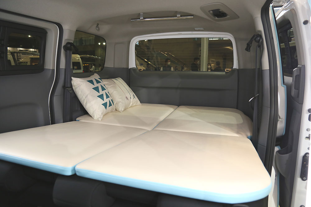 2トーンのキャンパー 日産nv0バネット マルチベッドワゴン ジャパンキャンピングカーショー21 Autocar Japan 自動車情報サイト 新車 中古車 Carview