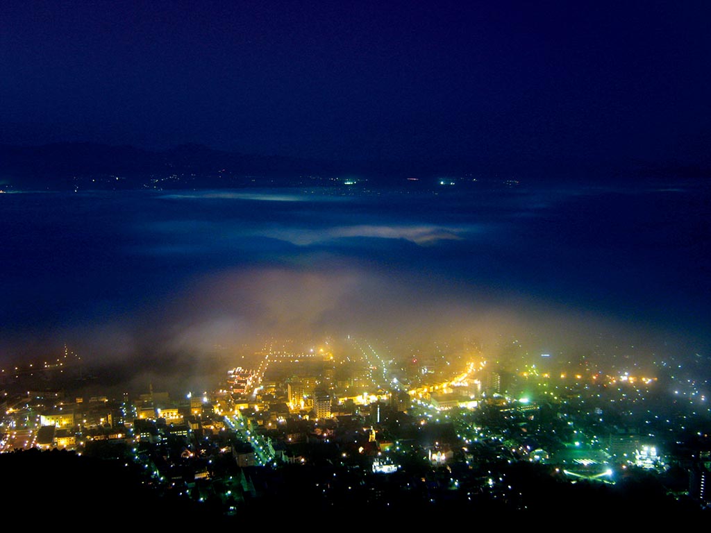 夜景ばかりでなく市街地を覆う雲海とも出会える 北海道 函館山展望台 雲海ドライブ スポット Spot 14 Le Volant Carsmeet Web ヘッドライン 自動車情報サイト 新車 中古車 Carview