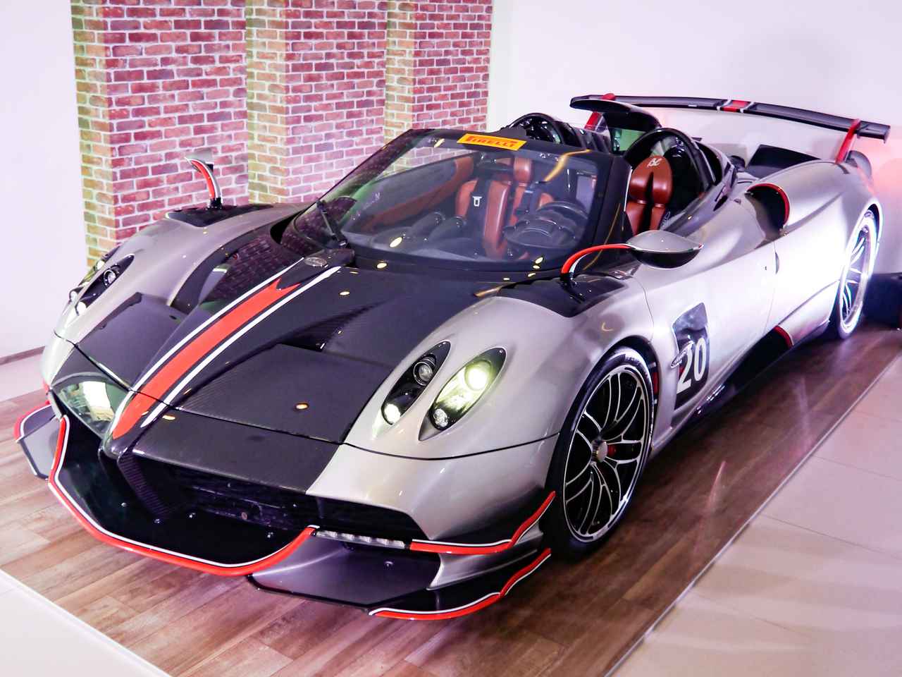 約4億円 パガーニ ウアイラ ロードスターbcが日本上陸 V12搭載 生産台数40台のスーパーカー Webモーターマガジン 自動車情報サイト 新車 中古車 Carview