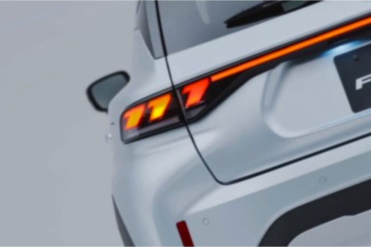 スズキ「新型コンパクトSUV」先行公開！ 美麗すぎる「クーペスタイルSUV」日本に爆誕!? 凱旋の“高評価モデル”今秋に発売に向け「新情報」登場