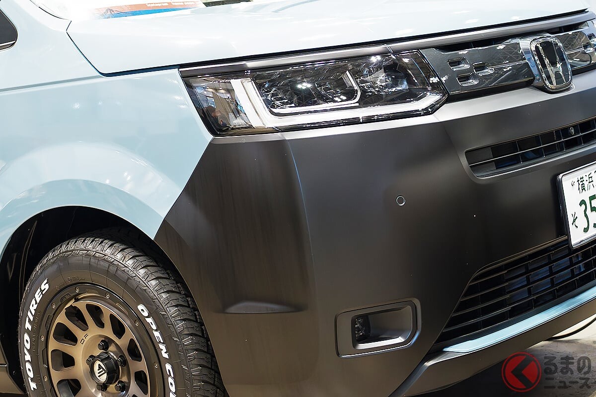 ホンダの「スライドドア“SUV”ミニバン」!? “5人乗り”「車中泊ステップワゴン」カスタム車公開！ 広々「ダブルベッド」で2人寝られる快適仕様！ ロッキー2のキャンパー仕様「MV」がスゴかった！