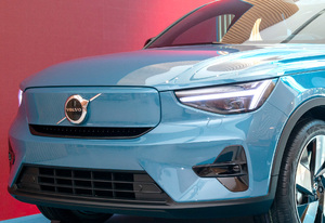 超名門ボルボがEV専売メーカーに!?? 初の専用EV「C40」登場 これが未来か…