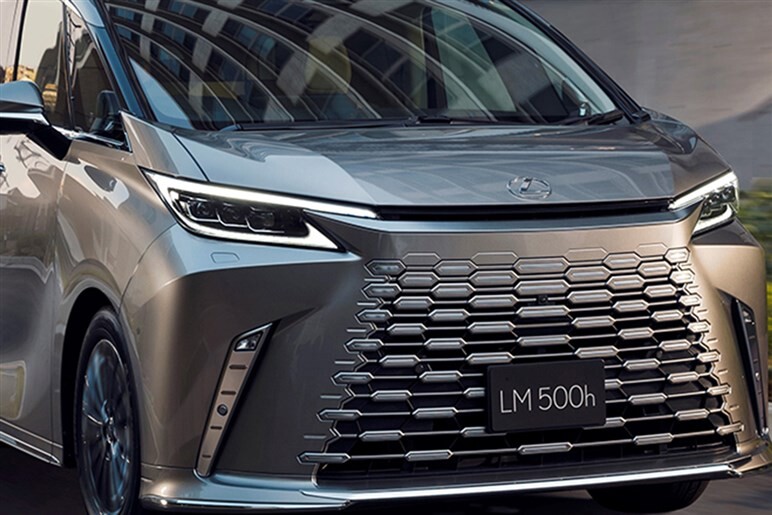 【オラオラ系頂上決戦】レクサス「LM」と「ヴェルファイアPHEV」。1000万円超の高級ミニバンを選ぶのはどんな人？ 