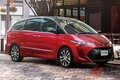 真っ赤なトヨタ「エスティマ」が話題に！ なぜ消防局に採用？ 生産終了も愛される理由とは