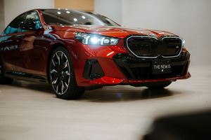 見た目が大幅変化　新型BMW 5シリーズ、6年ぶりフルモデルチェンジ　電動化へ