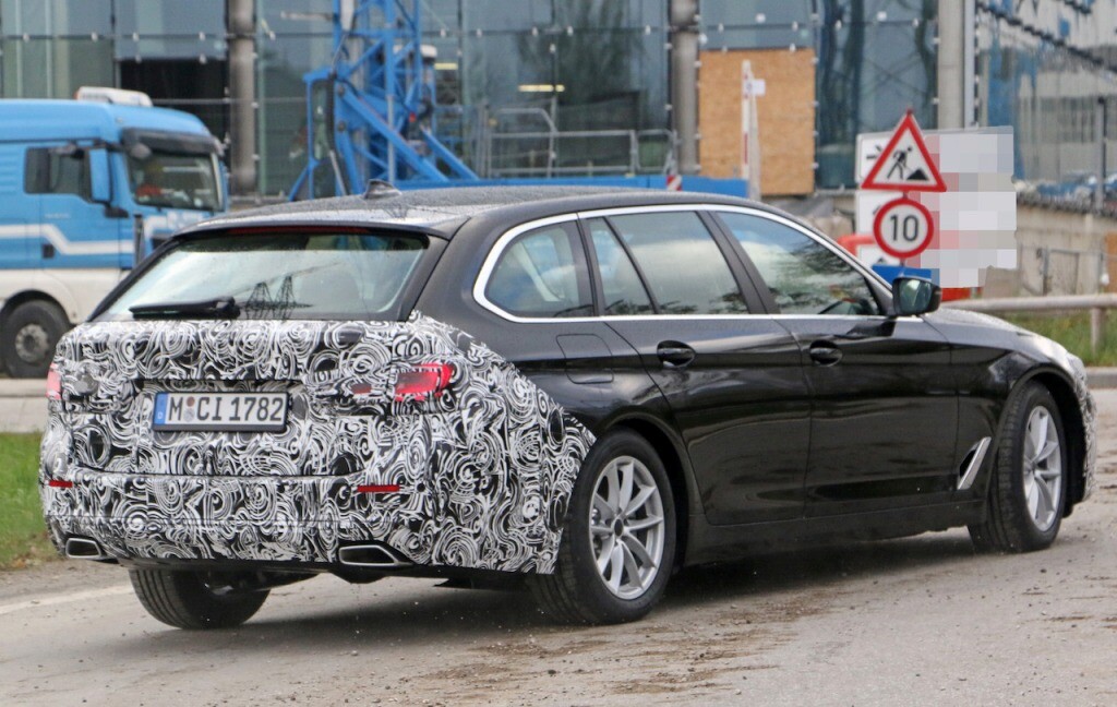 【スクープ】新しいグリルも完全露出！ アップデート版の「BMW 5シリーズ・ツーリング」はこうなる？