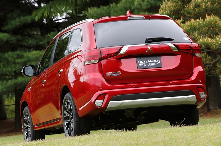 アウトランダーPHEVとアウトランダーが大幅改良。燃費や走りも向上