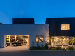 趣味を満喫するセカンドリビングとカイエンが収まるガレージ【EDGE HOUSE】