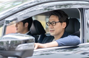 助手席に乗るのがイヤな「ゼッタイ俺が運転したいマン」なぜ？ 「運転うまい俺」が不安を覚えるワケ 専門家に聞いた