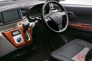 新車99万円から！ トヨタ最新「軽セダン」に反響殺到！ 「豪華な雰囲気」「昭和を思い出す」の声も！ 往年の高級車ライクな“キラキラ外装”もイイ！ 高級感漂う「ピクシス エポック」の組み合わせに注目！