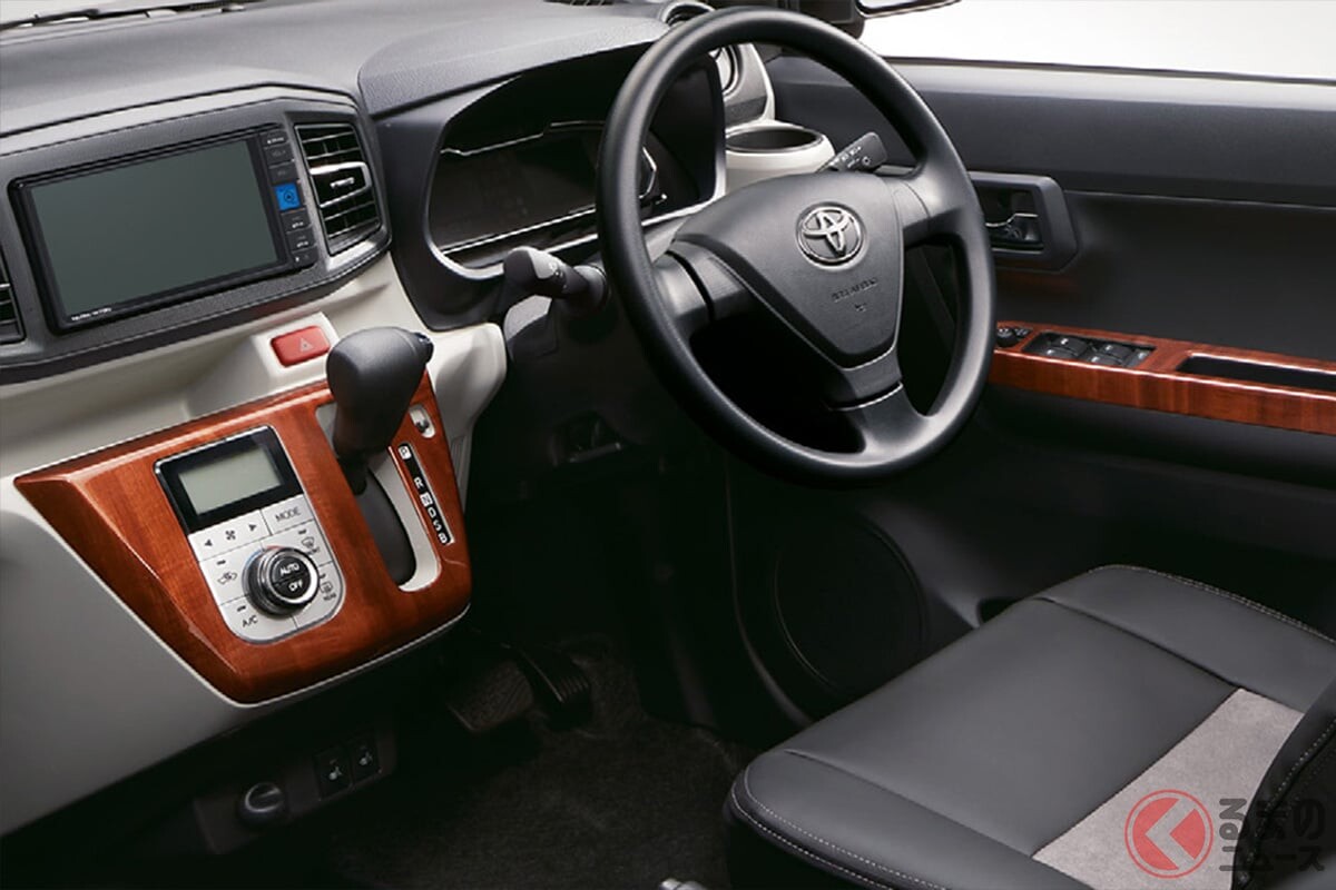 新車99万円から！ トヨタ最新「軽セダン」に反響殺到！ 「豪華な雰囲気」「昭和を思い出す」の声も！ 往年の高級車ライクな“キラキラ外装”もイイ！ 高級感漂う「ピクシス エポック」の組み合わせに注目！