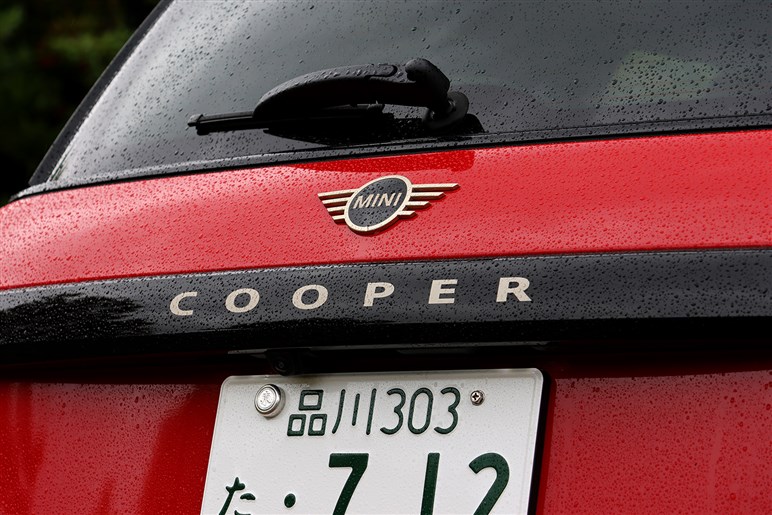 【あえて言います】新「ミニクーパー」は乗り心地が歴代最良。エンジン車も悪くないが、断然EVがおススメな理由