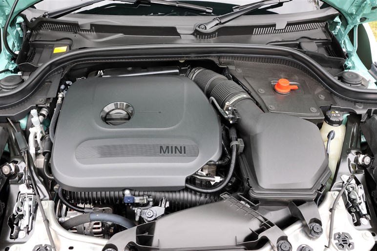 【あえて言います】新「ミニクーパー」は乗り心地が歴代最良。エンジン車も悪くないが、断然EVがおススメな理由