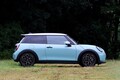 【あえて言います】新「ミニクーパー」は乗り心地が歴代最良。エンジン車も悪くないが、断然EVがおススメな理由