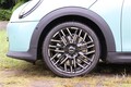 【あえて言います】新「ミニクーパー」は乗り心地が歴代最良。エンジン車も悪くないが、断然EVがおススメな理由