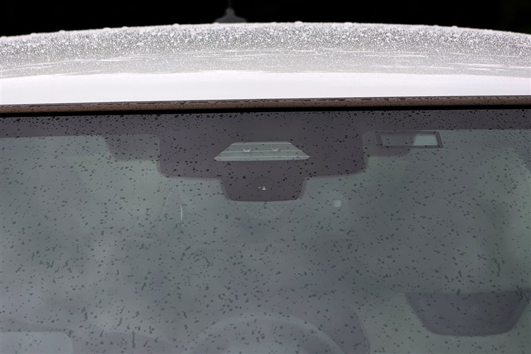 【あえて言います】新「ミニクーパー」は乗り心地が歴代最良。エンジン車も悪くないが、断然EVがおススメな理由