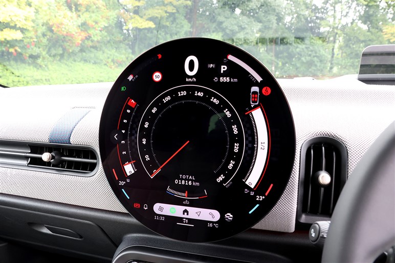 【あえて言います】新「ミニクーパー」は乗り心地が歴代最良。エンジン車も悪くないが、断然EVがおススメな理由