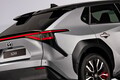 トヨタ「新型SUV」実車初公開！ シャープなハンマーヘッド顔×343馬力のパワフルユニット搭載！ 走れる距離がグンと伸びた「新型bZ4X」フランスで登場！ 何が変わった？