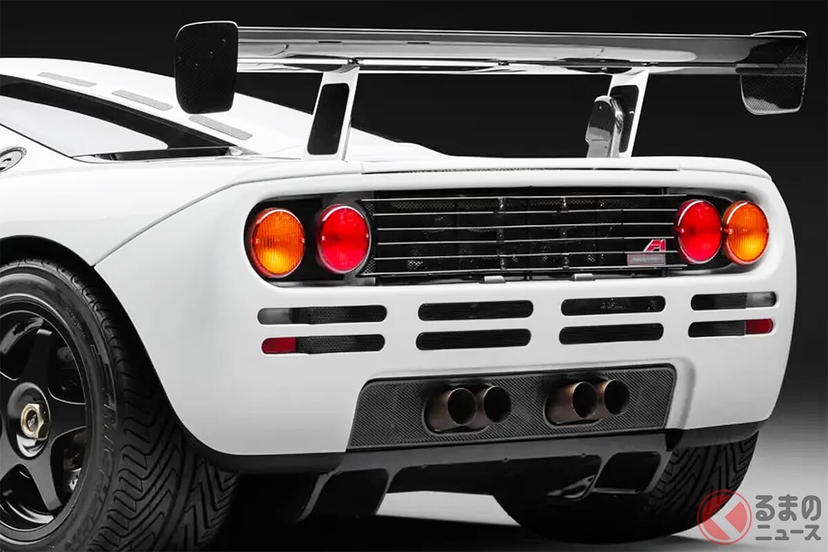 31億円超え…？ 全長4.3mの「3人乗りスーパーカー」！ 斬新「真ん中“運転席”」採用＆BMW製の“V12エンジン”搭載！ UAEのオークション登場予定の「マクラーレンF1」どんなモデル？