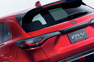 ホンダ新「流麗クーペSUV」発表！ 高級デザインが魅力の「ZR-V」ツヤツヤボディの新モデル登場！ エアロがすごい「プレミアムスタイル」ノーマルモデルと何が違う？