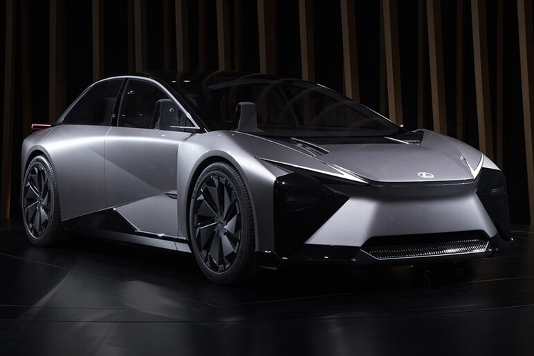 【トヨタが宣言】近い将来、ハンドルは丸じゃなくなる！ その2大理由を解説