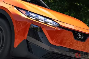 スバル新型「小型SUV」まもなく発売！ 斬新ツルツル顔×“光る六連星”エンブレム採用！ 338馬力の高性能4WDもある新型「アンチャーテッド」米国で発表！