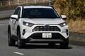 トヨタRAV4だけがなぜバカ売れ？　ライバルのスバル・フォレスターやホンダCR-Vに足りないものとは