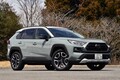 トヨタRAV4だけがなぜバカ売れ？　ライバルのスバル・フォレスターやホンダCR-Vに足りないものとは