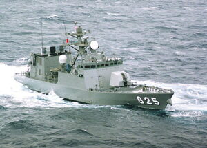 海自とロシア海軍のミサイル艇同士が “にらみ合い”!? 「日本最北の有人島」沖に出現 防衛省が鮮明な画像を公開