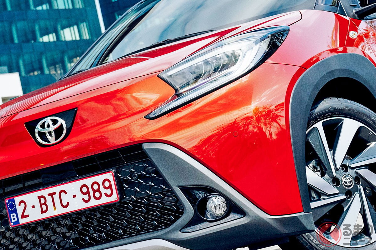 【欧州】トヨタ「“最小”SUV」に反響多数！ 全長3.7mの「ちょうどイイサイズ」に「日本でもウケそう」「なぜ導入しない!?」の声も？ 斬新“黒”2トーン＆MTもステキ！ 国内未導入の「アイゴX」に寄せられた“熱視線”とは